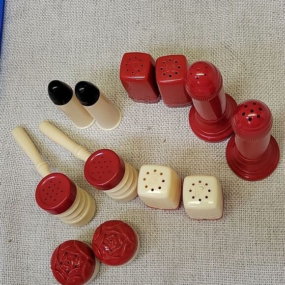 (6) Vintage Salt & Pepper Shaker Sets Plastic Bakelite Plus Extras - Picture 8 of 16